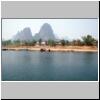 Karsth&uuml;gellandschaft am Li-Flu&szlig; zwischen Zhujiang und Yangshuo, ein Dorf am Ufer