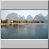 Karsth&uuml;gellandschaft am Li-Flu&szlig; zwischen Zhujiang und Yangshuo, ein Dorf am Ufer