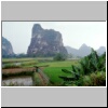 dörfliche Landschaft bei Yangshuo -  Reisfelder, Bananenbäume und Karstberge
