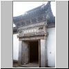 Suzhou - ein altes schmuckes Eingangstor vor einem Gebäude im Garten des Meisters der Netze