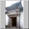 Suzhou - ein altes schmuckes Eingangstor vor einem Geb&auml;ude im Garten des Meisters der Netze