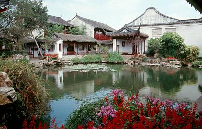 Suzhou - Pavillone und Wandelgänge am Teich im Garten des Meisters der Netze