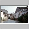 Suzhou - Häuser am einen der zahlreichen Kanäle