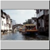  Suzhou - Br&uuml;cken und Ausflugsboote auf einem Kanal