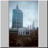 Shanghai - Blick vom Pacific Luck Hotel, vorne alte Wohnbebaung aus der Kolonialzeit, hinten moderne B&uuml;roh&auml;user und der Fernsehturm in Pudong