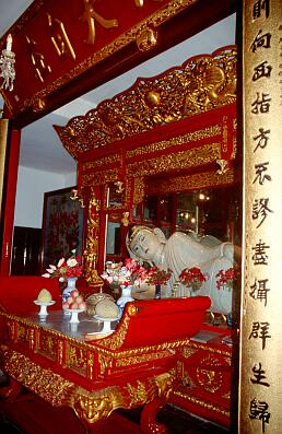 Shanghai - vergrößerte Kopie des liegenden Jade-Buddhas in einem Seitenraum der dritten Halle des Jade-Buddha-Tempels