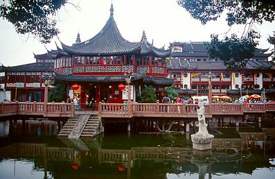 Shanghai - das Huxinting-Teehaus in der Altstadt,davor die Zickzackbrücke