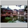 Shanghai - das Huxinting-Teehaus, rechts renovierte Altstadth&auml;user, vorne der See