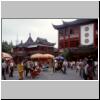 Shanghai - das Huxinting-Teehaus, rechts renovierte Altstadth&auml;user, hinten der Turm des Pudong-Fernsehturms