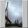 Shanghai - auf dem Huangpu-Flu&szlig;, die Yangpu-H&auml;ngebr&uuml;cke und das rechte Flu&szlig;ufer