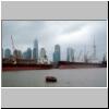Shanghai - auf dem Huangpu-Fluß, Schiffe im Hafen, dahinter Hochhäuser in Pudong