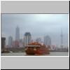 Shanghai - auf dem Huangpu-Fluß, ein Ausflugschiff (Drachenboot), dahinter die Skyline von Pudong