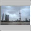 Shanghai - auf dem Huangpu-Flu&szlig;, der Fernsehturm und andere Geb&auml;ude von Pudong
