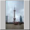 Shanghai - auf dem Huangpu-Fluß, der Fernsehturm (Perle des Ostens) in Pudong