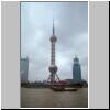 Shanghai - auf dem Huangpu-Flu&szlig;, der Fernsehturm (�Perle des Ostens�) in Pudong