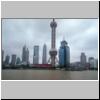 Shanghai - auf dem Huangpu-Fluß, der Fernsehturm und andere Hochhäuser in Pudong