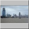 Shanghai - auf dem Huangpu-Flu&szlig;, das Kongre&szlig;zentrum und andere Geb&auml;ude in Pudong