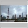 Shanghai - auf dem Huangpu-Flu&szlig;, der Fernsehturm und andere Geb&auml;ude in Pudong