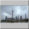 Shanghai - auf dem Huangpu-Fluß, der Fernsehturm und andere Gebäude in Pudong, vorne das Kongreßzentrum