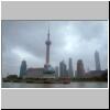 Shanghai - auf dem Huangpu-Flu&szlig;, der Fernsehturm und andere Geb&auml;ude in Pudong, vorne das Kongre&szlig;zentrum