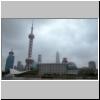 Shanghai - auf dem Huangpu-Flu&szlig;, der Fernsehturm und andere Geb&auml;ude in Pudong, vorne das Kongre&szlig;zentrum