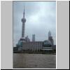Shanghai - auf dem Huangpu-Flu&szlig;, der Fernsehturm und andere Geb&auml;ude in Pudong, vorne das Kongre&szlig;zentrum