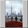 Shanghai - Blick von der Uferpromenade am Bund auf Pudong mit dem Fernsehturm und der Skyline