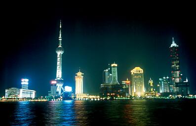Shanghai - die Skyline von Pudong nachts, links das Fernsehturm (468 m), rechts das Jin Mao Building (421 m)