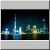 Shanghai - die Skyline von Pudong nachts, links das Fernsehturm (468 m), rechts das Jin Mao Building (421 m)