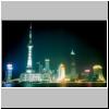 Shanghai - die Skyline von Pudong nachts, links das erleuchtete Fernsehturm und das Kongreßzentrum