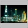 Shanghai - das Kongreßzentrum und benachbarte Gebäude in Pudong nachts