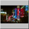 Shanghai - nachts auf Nanjing Lu (Nanjing Straße), bunte Neonwerbung, ein Platz an der Straße