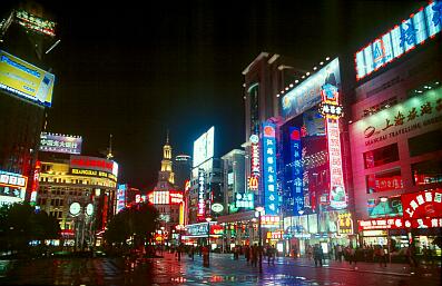 Shanghai - nachts auf Nanjing Lu (Nanjing Straße), bunte Neonwerbung, ein Platz an der Straße