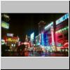 Shanghai - nachts auf Nanjing Lu (Nanjing Stra&szlig;e), bunte Neonwerbung, ein Platz an der Stra&szlig;e