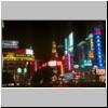 Shanghai - nachts auf Nanjing Lu (Nanjing Stra&szlig;e), bunte Neonwerbung, ein Platz an der Stra&szlig;e