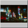 Shanghai - nachts auf Nanjing Lu (Nanjing Stra&szlig;e), bunte Neonwerbung