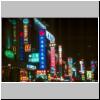 Shanghai - nachts auf Nanjing Lu (Nanjing Stra&szlig;e), bunte Neonwerbung