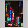 Shanghai - nachts auf Nanjing Lu (Nanjing Stra&szlig;e), bunte Neonwerbung