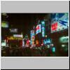 Shanghai - nachts auf Nanjing Lu (Nanjing Stra&szlig;e), bunte Neonwerbung