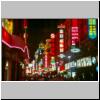 Shanghai - nachts auf Nanjing Lu (Nanjing Stra&szlig;e), bunte Neonwerbung