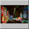 Shanghai - nachts auf Nanjing Lu (Nanjing Stra&szlig;e), bunte Neonwerbung