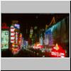 Shanghai - nachts auf Nanjing Lu (Nanjing Stra&szlig;e), bunte Neonwerbung