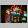 Shanghai - nachts auf Nanjing Lu (Nanjing Stra&szlig;e), bunte Neonwerbung