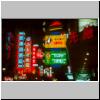Shanghai - nachts auf Nanjing Lu (Nanjing Stra&szlig;e), bunte Neonwerbung