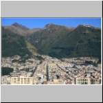 Blick vom Zimmerfenster der Villa Nancy auf Quito und den Vulkan  Rucu Pichincha