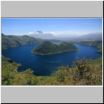 Laguna Cuicocha, im Hintergrund die Vulkane Imbabura und Cayambe