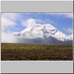 Blick vom Nordwesten auf den verschneiten Vulkan Chimborazo (6310 m)