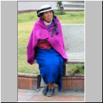Riobamba - Frau auf einer Parkbank im Zentrum