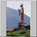 Alausi - Riesenstatue des Hl. Petrus über der Stadt