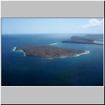 Galapagos - die Inseln North Seymour und Baltra, im Hintergrund die Insel Santa Cruz